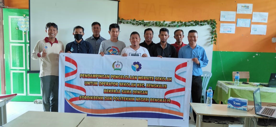 Dosen Jurusan Teknik Informatika Politeknik Negeri Bengkalis Melakukan Bimbingan Teknis Pengelolaan Website Sekolah Tingkat Dasar dan Menengah di Kecamatan Bengkalis